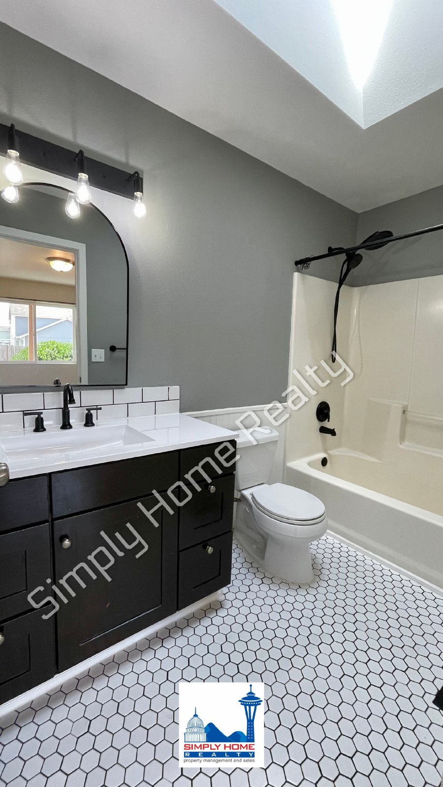 9807 Greenleaf Loop SE property image